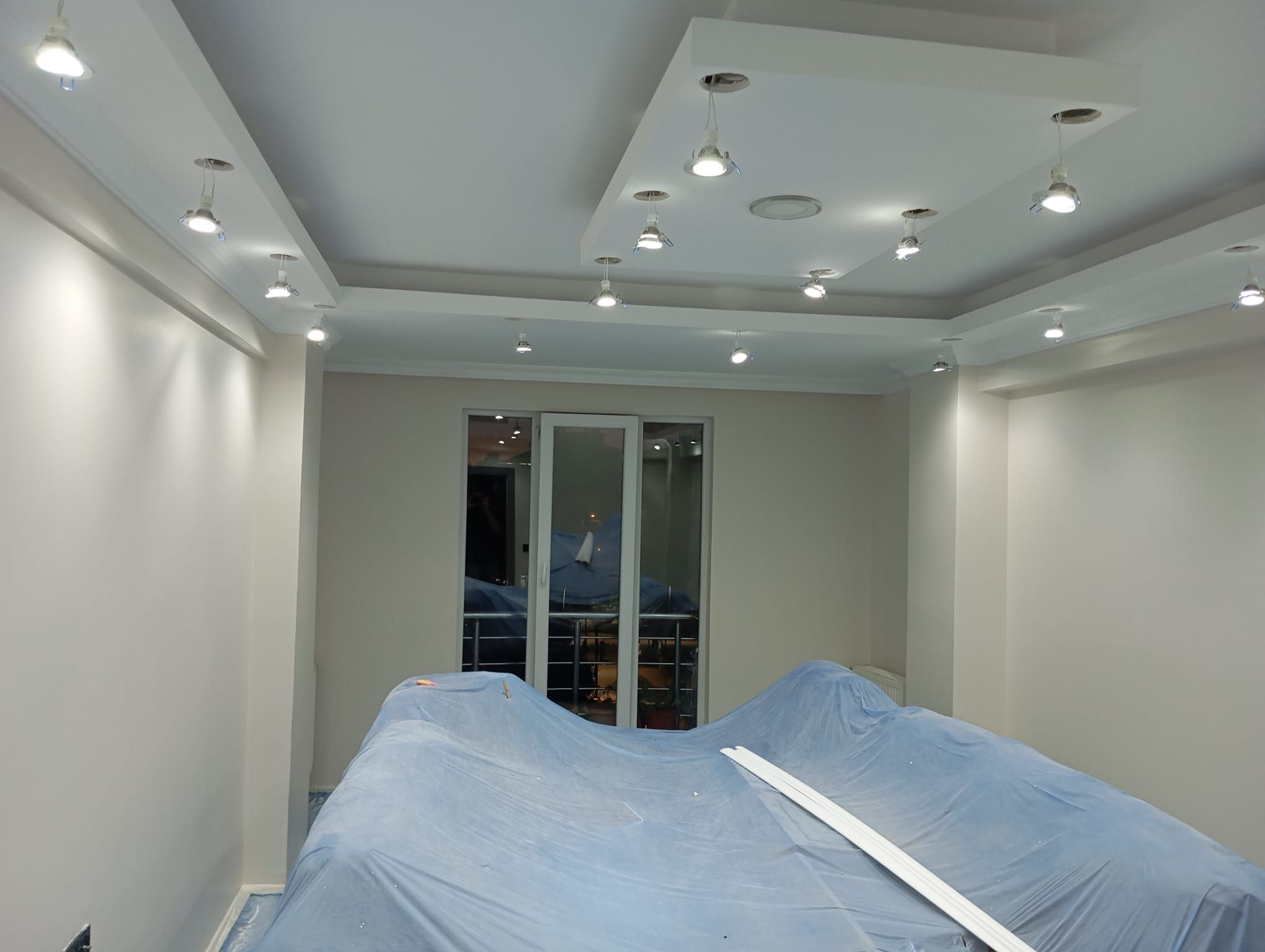 Tavan ve duvar boyama çalışması yapılan salon