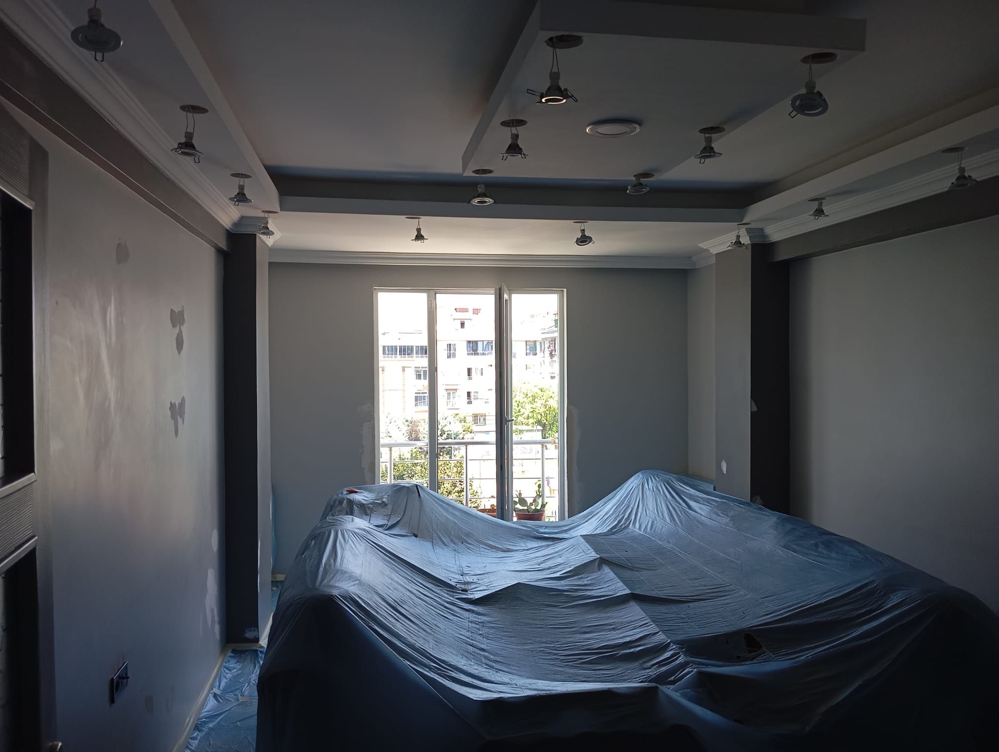 Koruma örtüleriyle hazırlanan salon boyama alanı