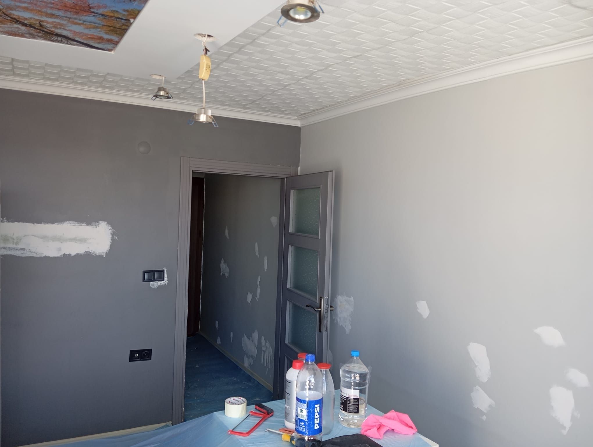 Duvar tamiri ve boya hazırlığı yapılan oda